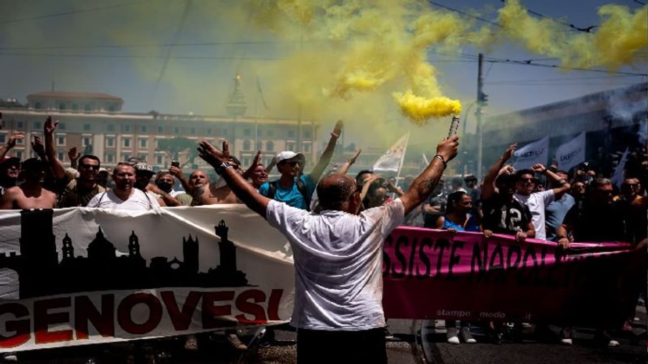 இலங்கையை போல மாறிய இத்தாலி... கடும் பொருளாதார நெருக்கடியால் மக்கள் ஆவேசம்... வைரலாகும் வீடியோ!!