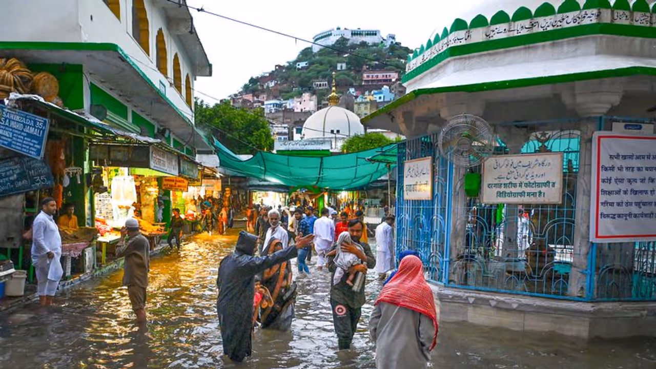 భారీ వర్షాలతో థానేలో కూలిన ఇళ్లు.. అహ్మదాబాద్ ముంబయి నేషనల్ హైవే మూసివేత భారీ వర్షాలతో థానేలో కూలిన ఇళ్లు.. అహ్మదాబాద్ ముంబయి నేషనల్ హైవే మూసివేత