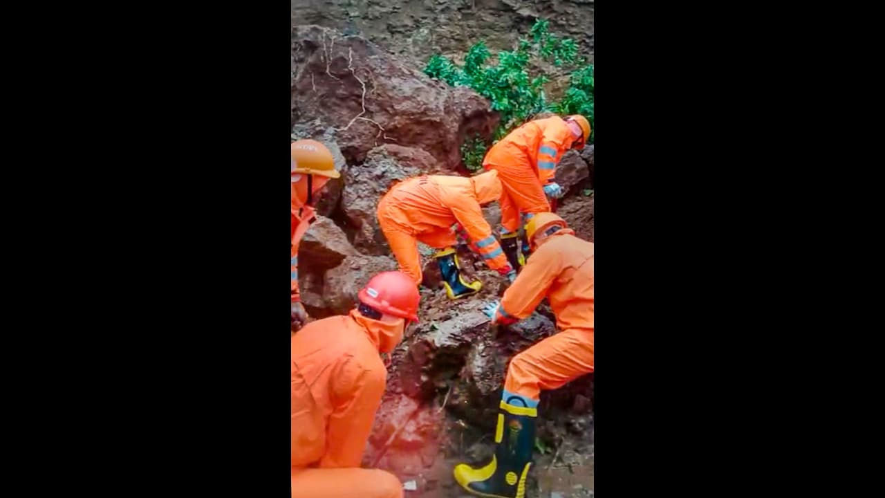 మరణంలోనూ కలిసే.. ఒకరి చేతులు ఒకరు పట్టుకునే అక్కా చెల్లెళ్లు మృత్యు ఒడిలోకి.. కర్ణాటకలో విషాదం మరణంలోనూ కలిసే.. ఒకరి చేతులు ఒకరు పట్టుకునే అక్కా చెల్లెళ్లు మృత్యు ఒడిలోకి.. కర్ణాటకలో విషాదం