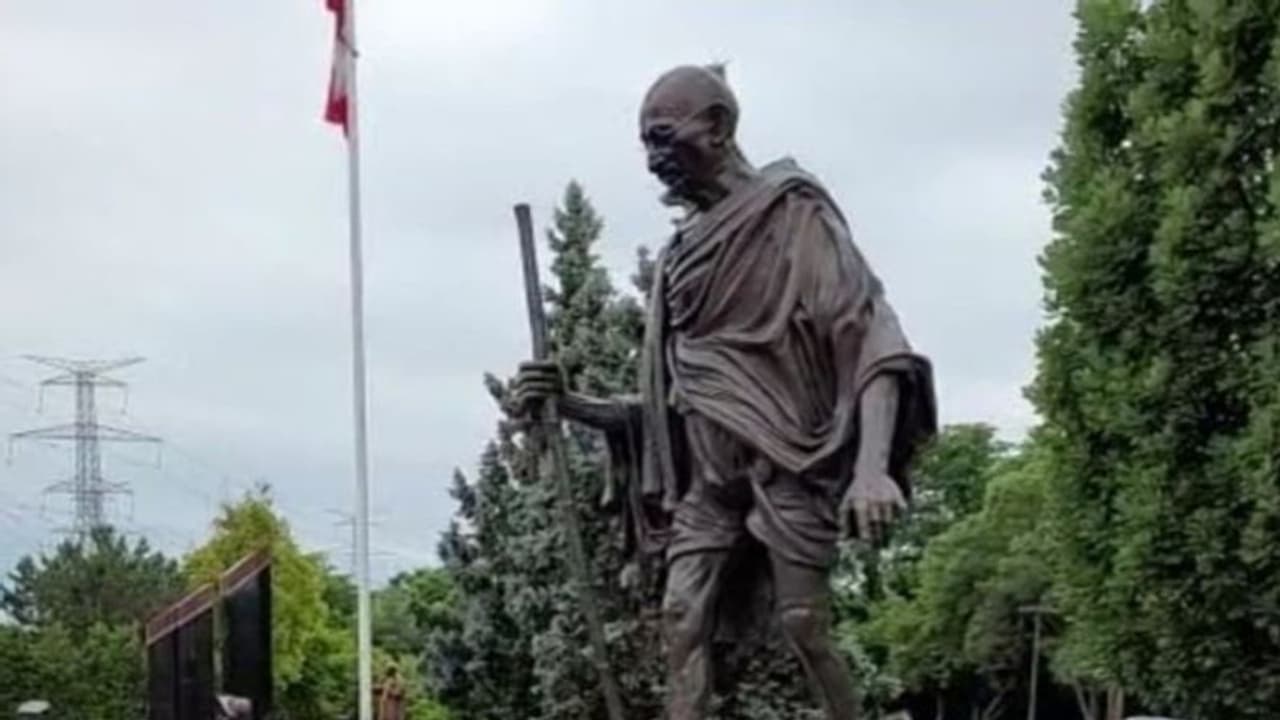 రిచ్మండ్ హిల్లోని విష్ణు ఆలయంలో గాంధీ విగ్రహం ధ్వంసం.. విచారణకు ఆదేశించిన భారత్ రిచ్మండ్ హిల్లోని విష్ణు ఆలయంలో గాంధీ విగ్రహం ధ్వంసం.. విచారణకు ఆదేశించిన భారత్