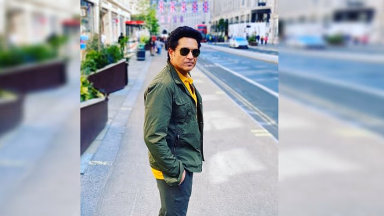 లండన్ లో పాస్తా ఎంజాయ్ చేస్తున్న సచిన్..ఎవరూ పట్టించుకోవట్లేదని నెటిజన్ల బాధ..! లండన్ లో పాస్తా ఎంజాయ్ చేస్తున్న సచిన్..ఎవరూ పట్టించుకోవట్లేదని నెటిజన్ల బాధ..!