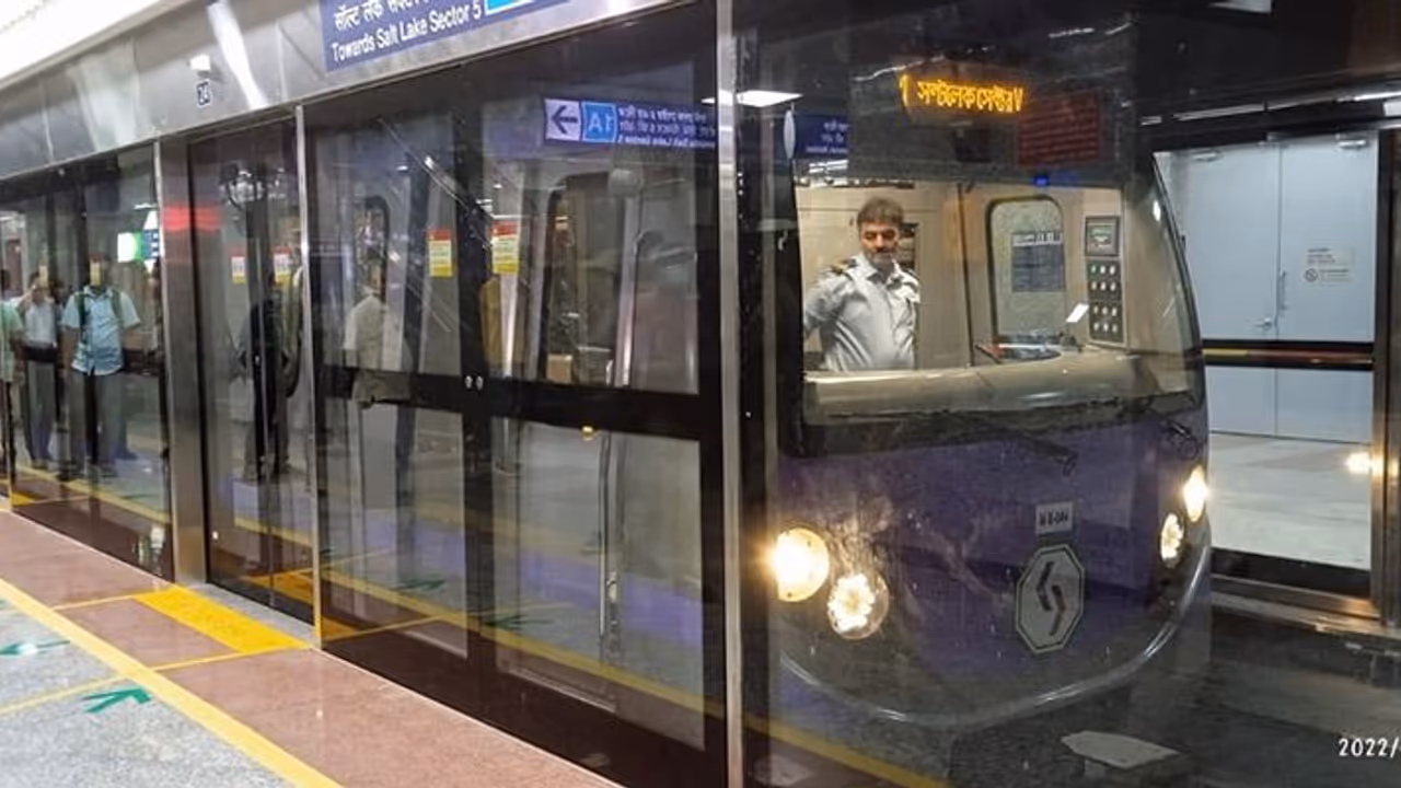 জলের তলা দিয়ে মেট্রো ছুটবে জুনে, হাওড়া শিয়ালদহের যাত্রীরা কাউন্টডাউন শুরু করুন 