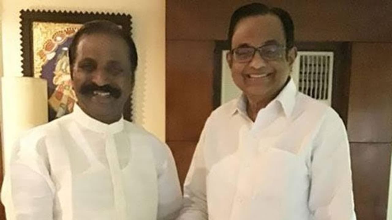 இலங்கைக்கு ஏற்பட்ட நிலையை இந்தியாவிற்கு வராமல் தடுத்தவர் ப.சிதம்பரம்..! கவிஞர் வைரமுத்து பேச்சால் பரபரப்பு