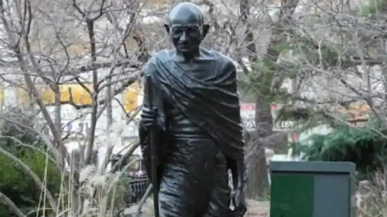 कनाडा के हिंदू मंदिर में गांधी प्रतिमा पर लिखे अपशब्द, इंडियन हाई कमीशन ने कहा 'भावनाओं पर गहरी चोट' 