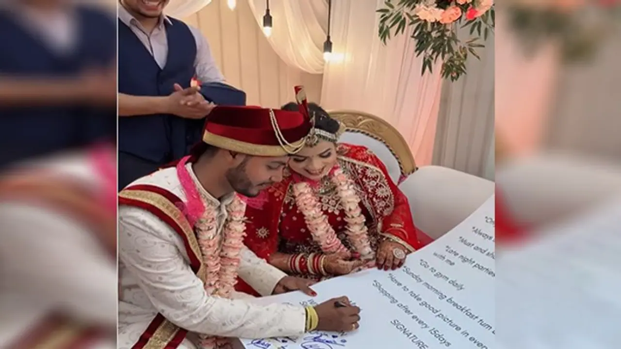 जयमाला डाल फंस गया दूल्हा, दुल्हन ने भरी महफिल में साइन करवाया अजीबो गरीब ये कॉन्ट्रैक्ट पेपर जयमाला डाल फंस गया दूल्हा, दुल्हन ने भरी महफिल में साइन करवाया अजीबो गरीब ये कॉन्ट्रैक्ट पेपर