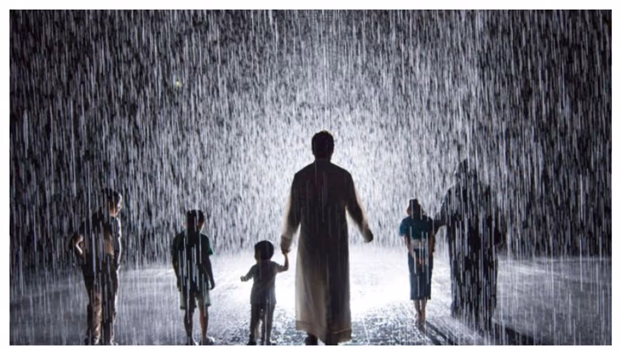 കടുത്ത വേനലിലും ഷാര്ജയില് പെരുമഴ ആസ്വദിക്കാന് മഴമുറികള് കടുത്ത വേനലിലും ഷാര്ജയില് പെരുമഴ ആസ്വദിക്കാന് മഴമുറികള്