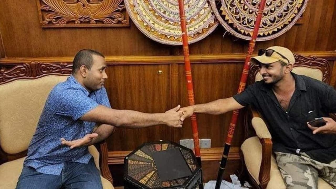 ये Video देखा क्या? बारी बारी से श्रीलंका के प्रेसिडेंट की कुर्सी पर बैठकर क्रांतिकारियों ने खिंचवाए फोटो