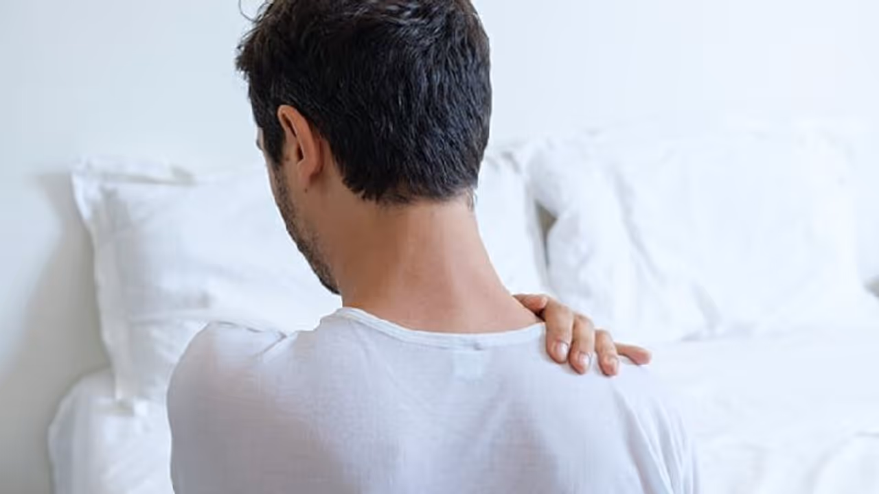 Shoulder Pain : ഉറക്കത്തിന്‍റെ രീതി ശരിയല്ലാത്തതിനാല്‍ തോള്‍ വേദന; നിങ്ങള്‍ ചെയ്യേണ്ടത് ഇത്രമാത്രം