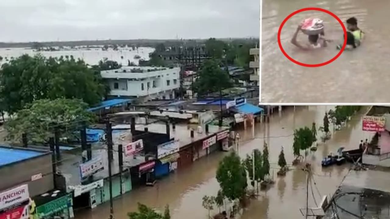 జలదిగ్బంధంలో మంథని పట్టణం.. ఆలయంలో చిక్కుకున్న 20 మంది.. వరదల్లో బాహుబలి సీన్..! జలదిగ్బంధంలో మంథని పట్టణం.. ఆలయంలో చిక్కుకున్న 20 మంది.. వరదల్లో బాహుబలి సీన్..!