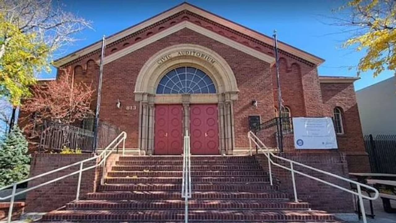 മ്യൂസിയത്തിൽ ഒളിച്ചു താമസിച്ച് കുടുംബം, അകത്ത് തോക്കുകളും കഞ്ചാവും