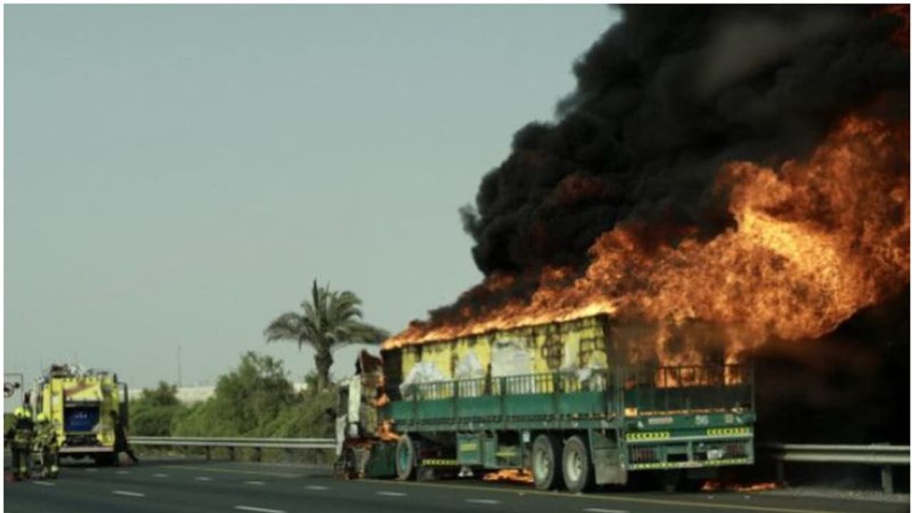 ദുബൈയില് ഓടിക്കൊണ്ടിരുന്ന ട്രക്കിന് തീപിടിച്ചു ദുബൈയില് ഓടിക്കൊണ്ടിരുന്ന ട്രക്കിന് തീപിടിച്ചു