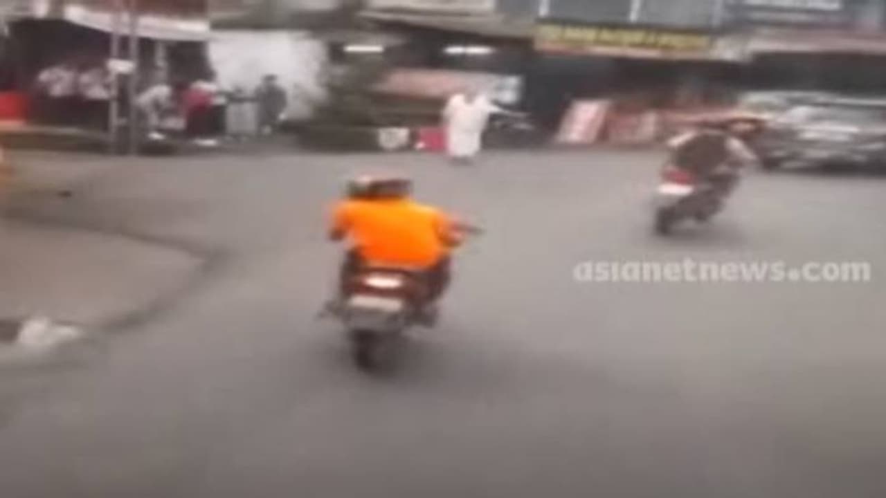 കെഎസ്ആർടിസി ബസിന് മുന്നിൽ യുവാവിന്റെ ബൈക്ക് അഭ്യാസം, പിടിയില് കെഎസ്ആർടിസി ബസിന് മുന്നിൽ യുവാവിന്റെ ബൈക്ക് അഭ്യാസം, പിടിയില്