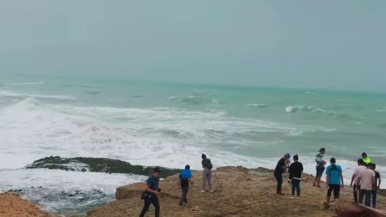 ओमान के सुमद्री तट पर हादसा: बच्चों को बहता देख बचाने पहुंचे पिता भी लहरों में फंसे,  फिर हुआ डराने वाला हादसा