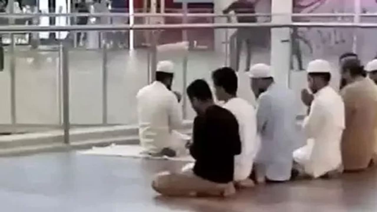 ലുലു മാളിലെ നമസ്കാരം; കേസിൽ അഞ്ചാമത്തെയാൾ അറസ്റ്റിൽ ലുലു മാളിലെ നമസ്കാരം; കേസിൽ അഞ്ചാമത്തെയാൾ അറസ്റ്റിൽ