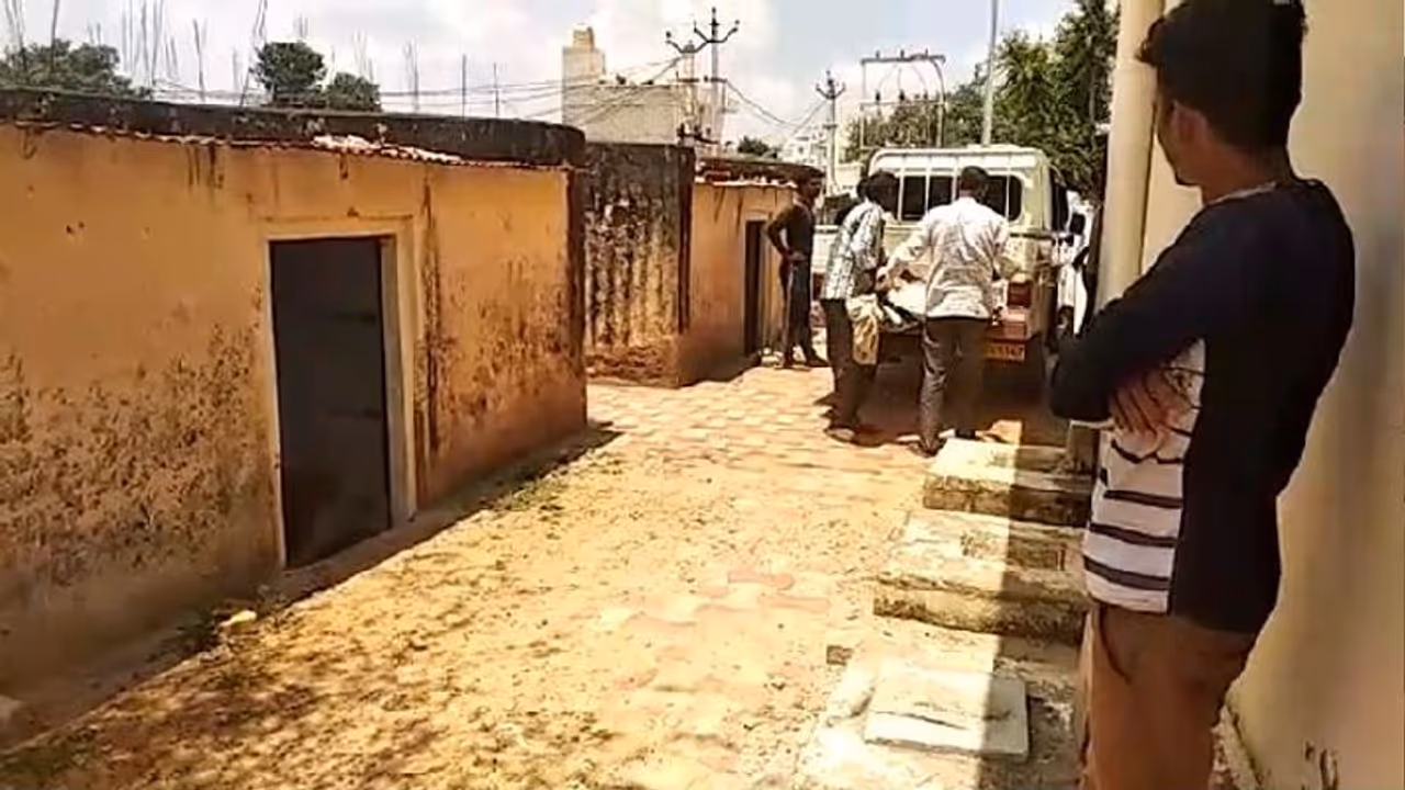 सीकर में हुआ दर्दनाक हादसा, 12 साल के मासूम पर चढ़ा 12 पहियों का ट्रोला, मां के सामने तड़पते हुए तोड़ा दम सीकर में हुआ दर्दनाक हादसा, 12 साल के मासूम पर चढ़ा 12 पहियों का ट्रोला, मां के सामने तड़पते हुए तोड़ा दम