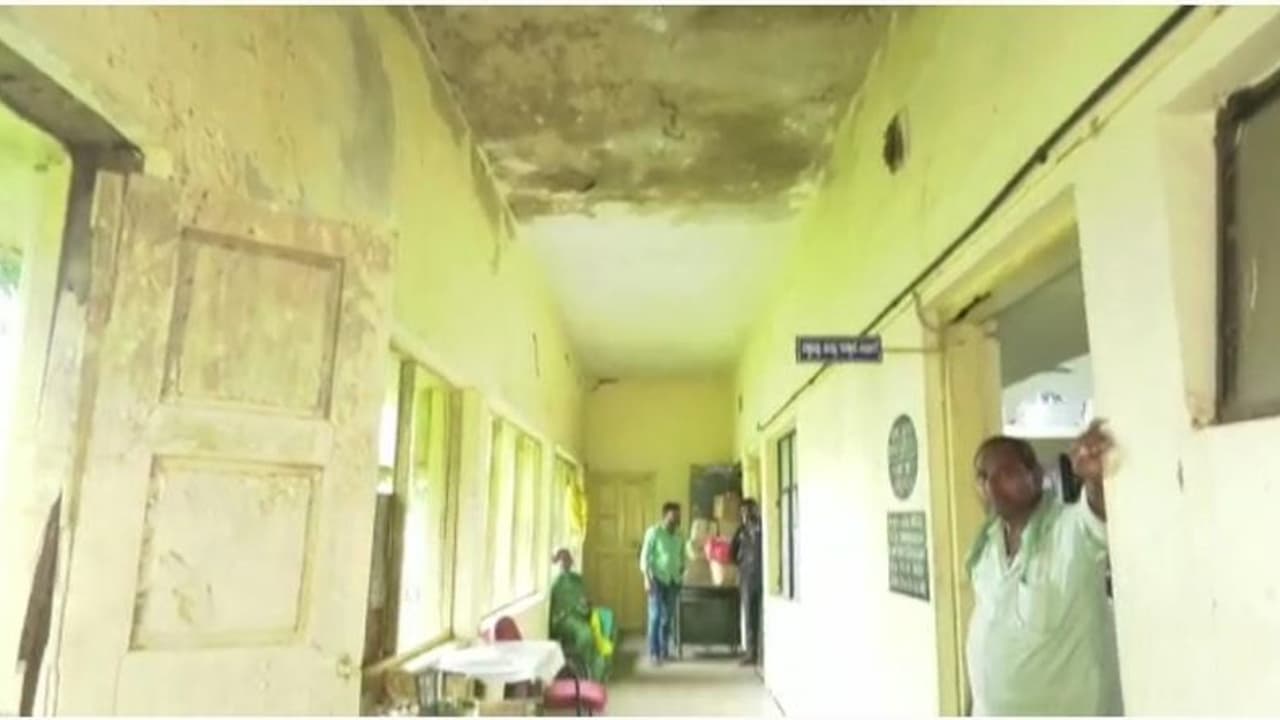 ಕಿತ್ತ ಬಾಗಿಲು.. ಸೋರುವ ಮಾಳಿಗೆ.. ಇದು ಕೃಷಿ ಸಚಿವರ ಉಸ್ತುವಾರಿ ಜಿಲ್ಲೆಯ ರೈತ ಸಂಪರ್ಕ ಕೇಂದ್ರ ಕಿತ್ತ ಬಾಗಿಲು.. ಸೋರುವ ಮಾಳಿಗೆ.. ಇದು ಕೃಷಿ ಸಚಿವರ ಉಸ್ತುವಾರಿ ಜಿಲ್ಲೆಯ ರೈತ ಸಂಪರ್ಕ ಕೇಂದ್ರ