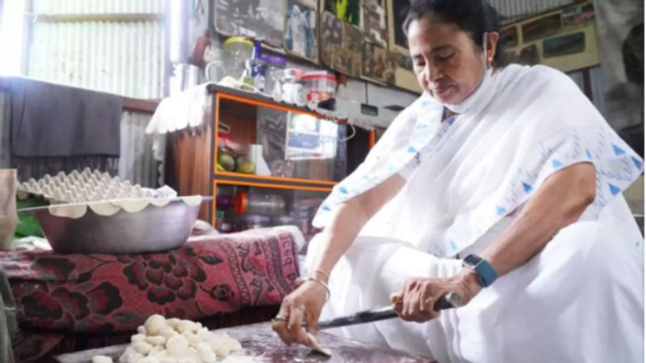 പാനിപൂരിക്ക് ശേഷം മോമോസ്, ഡാർജിലിങ്ങിൽ വീണ്ടും പാചക പരീക്ഷണവുമായി മമത വീഡിയോ പാനിപൂരിക്ക് ശേഷം മോമോസ്, ഡാർജിലിങ്ങിൽ വീണ്ടും പാചക പരീക്ഷണവുമായി മമത വീഡിയോ