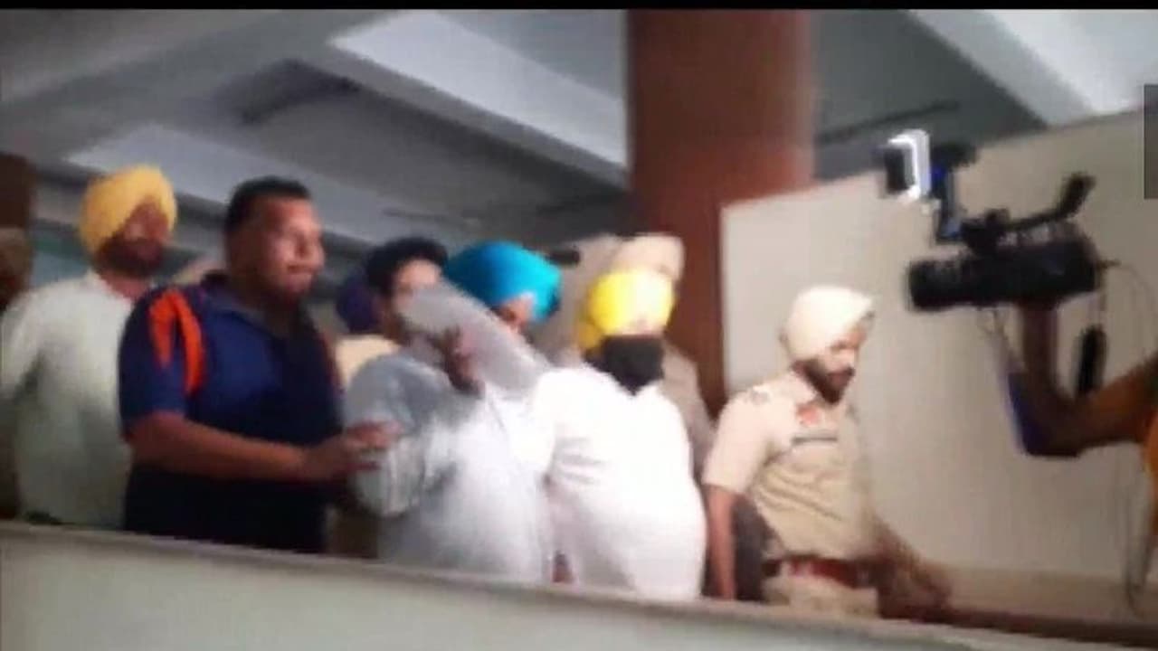 पंजाबी सिंगर दलेर मेहंदी गिरफ्तार, 19 साल पुराने 'कबूतरबाजी' मामले में जाएंगे जेल सिद्धू के बनेंगे पड़ोसी