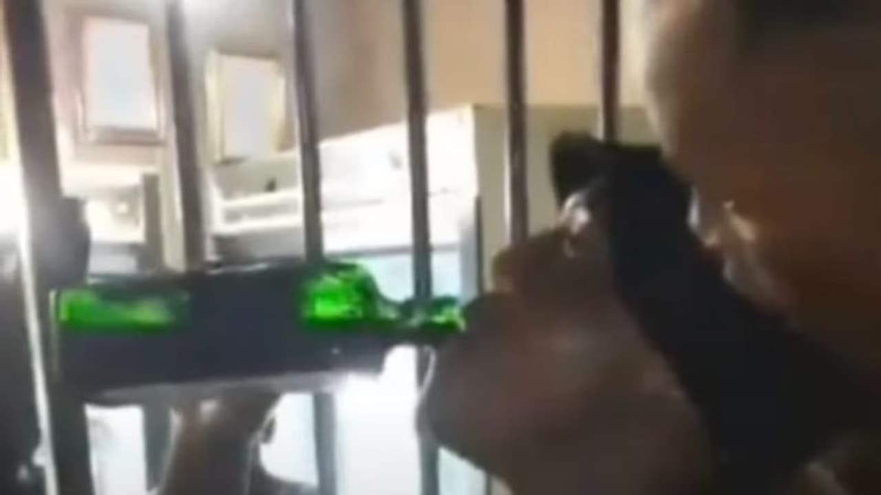 മദ്യപാന പന്തയം; രണ്ട് മിനുട്ടില് 'ഫുള്' കാലിയാക്കി യുവാവ്, പിന്നാലെ പിടഞ്ഞ് വീണ്, മരണം മദ്യപാന പന്തയം; രണ്ട് മിനുട്ടില് 'ഫുള്' കാലിയാക്കി യുവാവ്, പിന്നാലെ പിടഞ്ഞ് വീണ്, മരണം