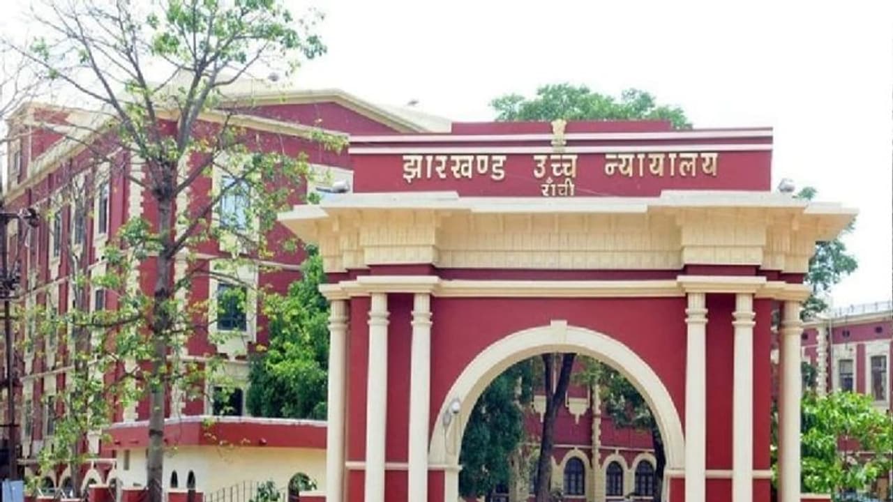 हाईकोर्ट के आदेश के बाद भी झारखंड में सेफ नहीं हैं गवाह, रांची के बार भवन में दिनदहाड़े दी गवाहों को धमकी हाईकोर्ट के आदेश के बाद भी झारखंड में सेफ नहीं हैं गवाह, रांची के बार भवन में दिनदहाड़े दी गवाहों को धमकी