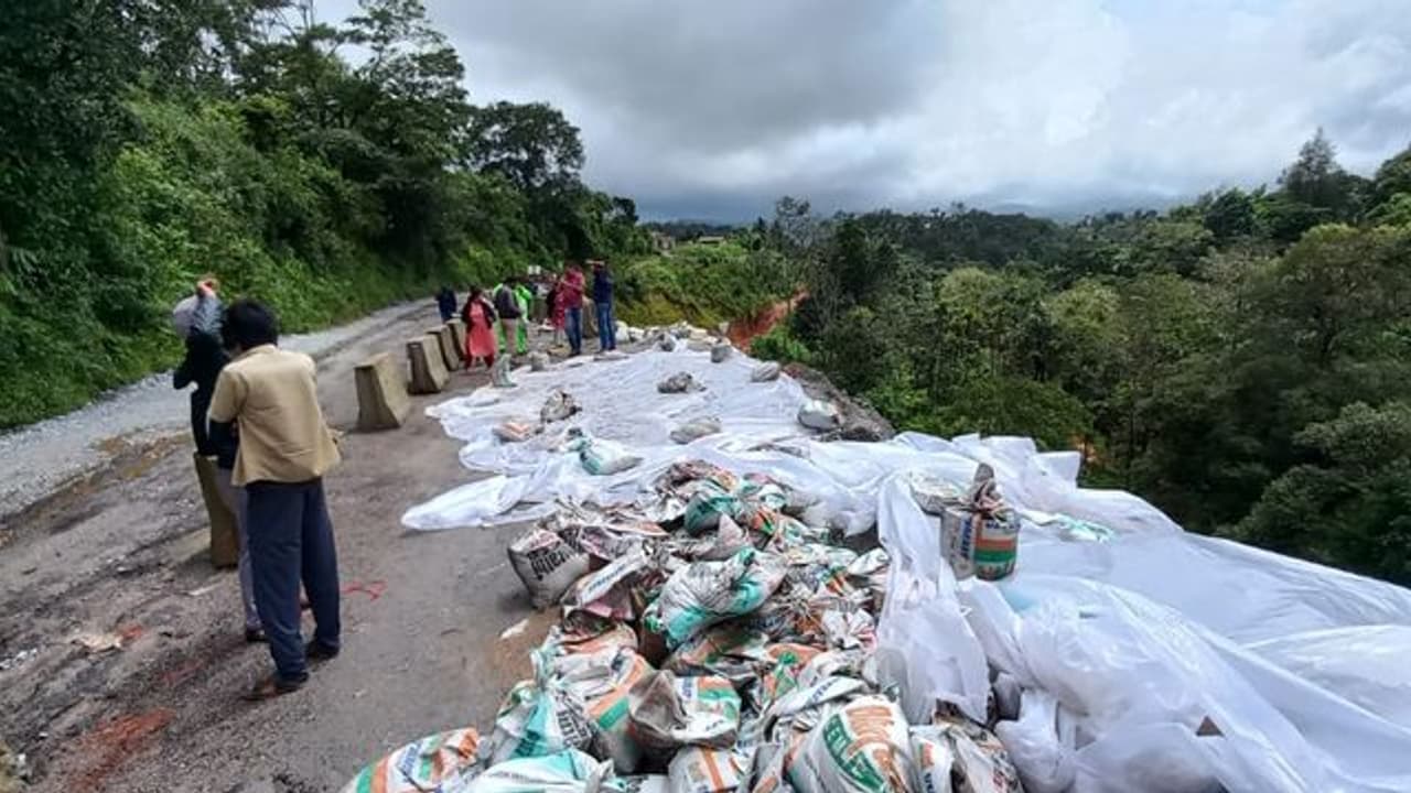 Hassan: ದೋಣಿಗಾಲ್ ಬಳಿ ಮತ್ತೆ ಭೂಕುಸಿತ, ಭಾರಿ ವಾಹನ ಸಂಚಾರಕ್ಕೆ ನಿರ್ಬಂಧ Hassan: ದೋಣಿಗಾಲ್ ಬಳಿ ಮತ್ತೆ ಭೂಕುಸಿತ, ಭಾರಿ ವಾಹನ ಸಂಚಾರಕ್ಕೆ ನಿರ್ಬಂಧ