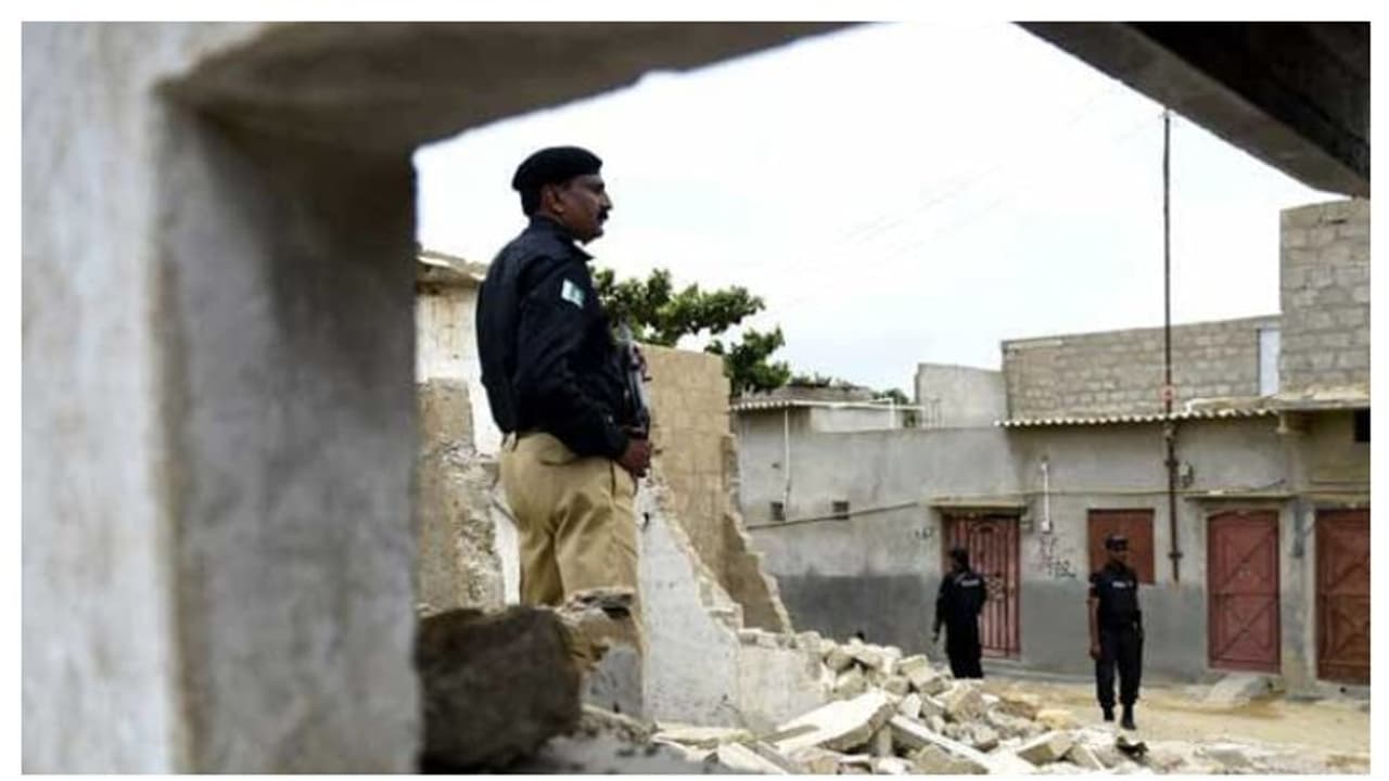 ഭാര്യയെ കൊലപ്പെടുത്തി മക്കളുടെ മുന്നിലിട്ട് വലിയ പാത്രത്തിൽ തിളപ്പിച്ചു; പാകിസ്ഥാനിൽ യുവാവിന്റെ കൊടുംക്രൂരത ഭാര്യയെ കൊലപ്പെടുത്തി മക്കളുടെ മുന്നിലിട്ട് വലിയ പാത്രത്തിൽ തിളപ്പിച്ചു; പാകിസ്ഥാനിൽ യുവാവിന്റെ കൊടുംക്രൂരത