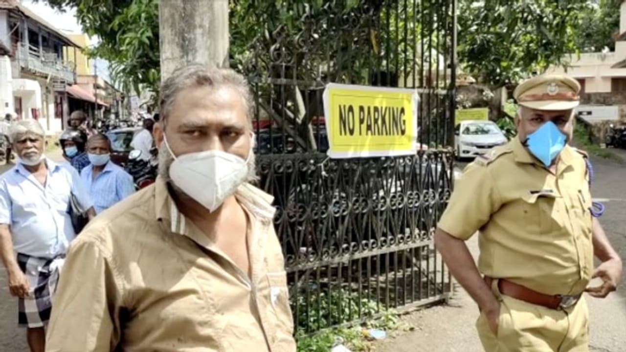 വിവാഹമോചനത്തിന് കോടതിയെ സമീപിച്ച ഭാര്യയെ കുത്തിക്കൊന്നു; വിമുക്ത ഭടന് ജീവപര്യന്തം വിവാഹമോചനത്തിന് കോടതിയെ സമീപിച്ച ഭാര്യയെ കുത്തിക്കൊന്നു; വിമുക്ത ഭടന് ജീവപര്യന്തം