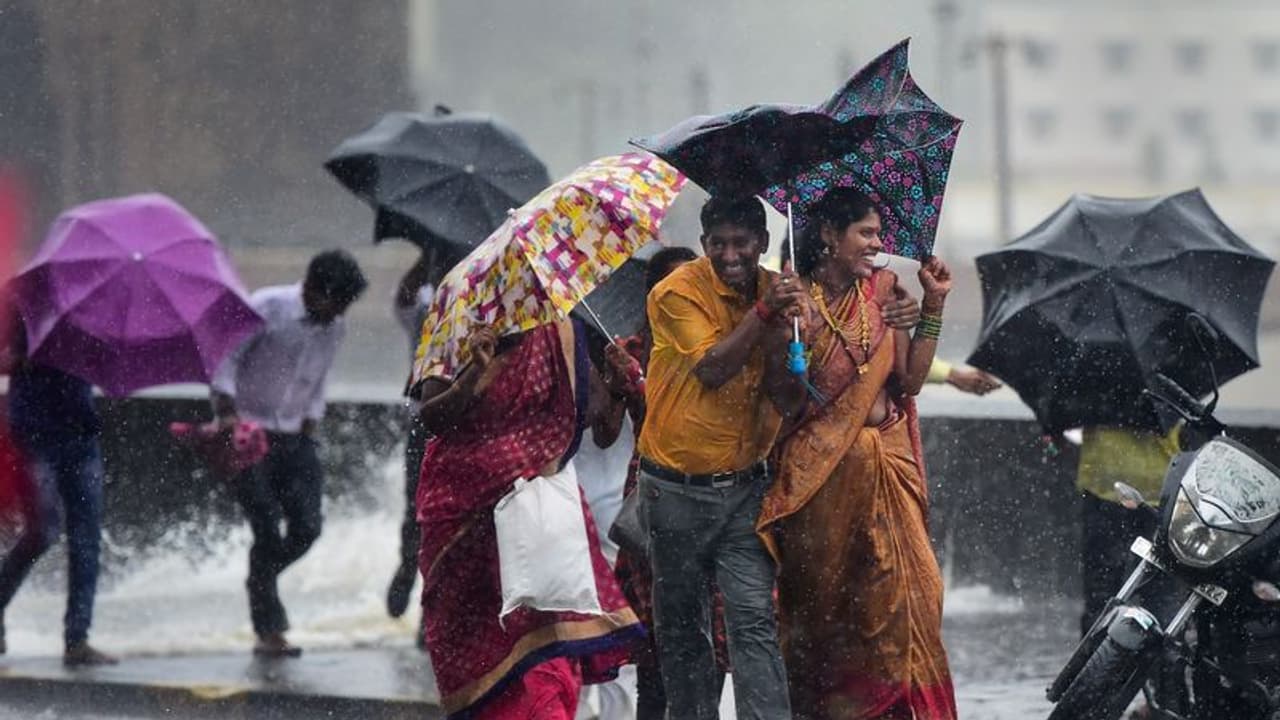 Heavy rain lashes part of Mumbai, IMD issues yellow alert for coming days