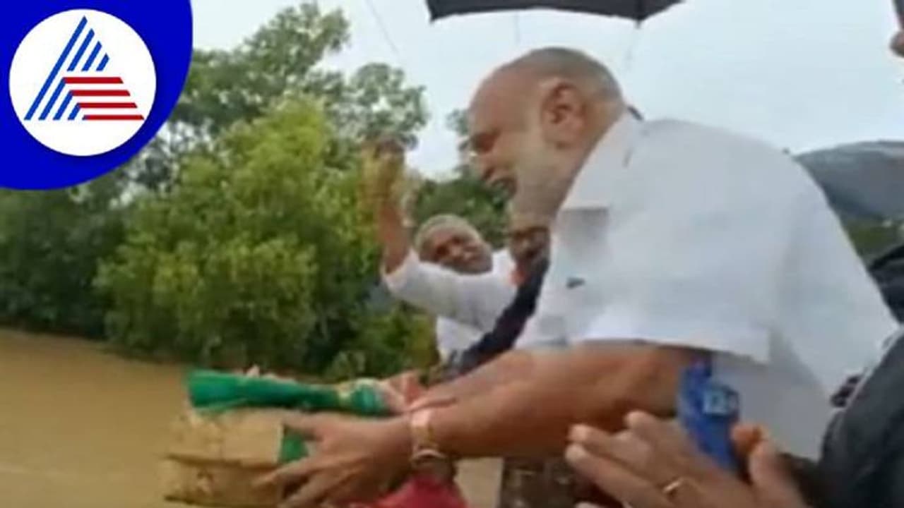 ಉತ್ತರ ಕನ್ನಡ: ನದಿಯಲ್ಲಿ ಪ್ರವಾಹ ಏರಿಕೆ, ವರದೆಗೆ ಬಾಗೀನ ಅರ್ಪಿಸಿದ ಸಚಿವ ಹೆಬ್ಬಾರ