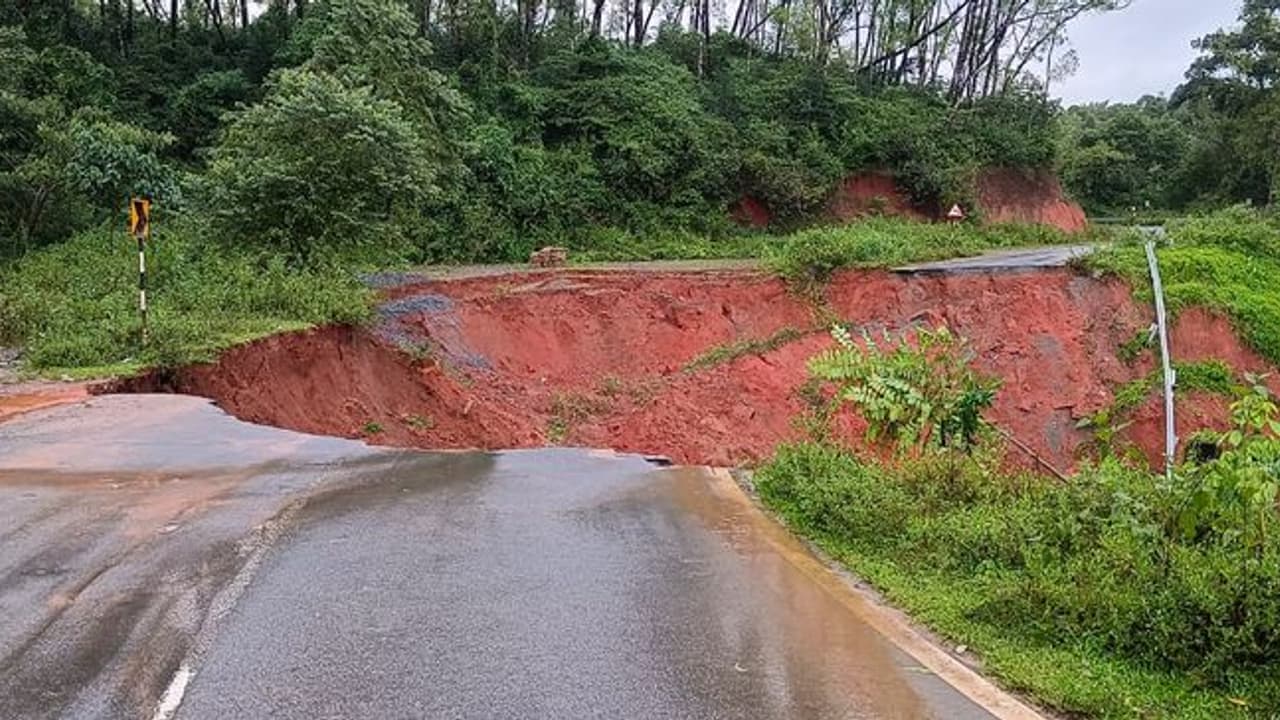 ಆಗುಂಬೆ ಘಾಟಿಯ ನಾಲ್ಕನೇ ತಿರುವಲ್ಲಿ ರಸ್ತೆ ಬಿರುಕು ಆಗುಂಬೆ ಘಾಟಿಯ ನಾಲ್ಕನೇ ತಿರುವಲ್ಲಿ ರಸ್ತೆ ಬಿರುಕು