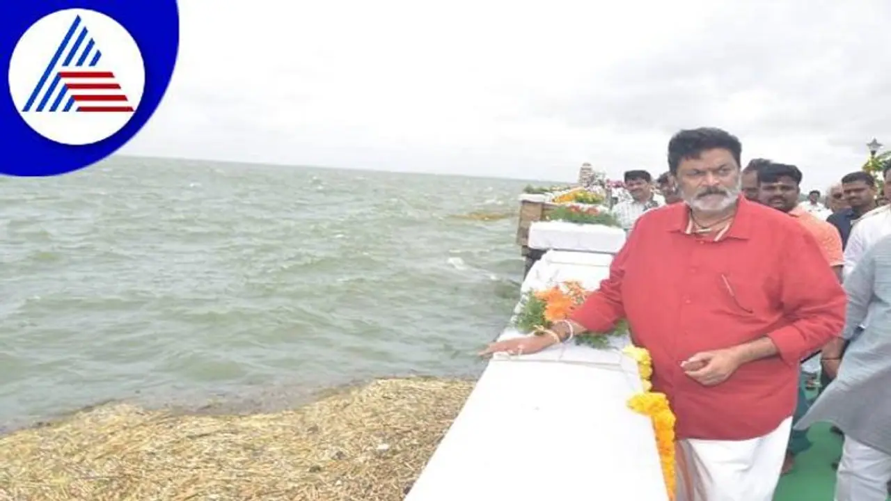 ತುಂಗಭದ್ರಾ ಡ್ಯಾಂ ಭರ್ತಿ: ಎರಡು ಹಂಗಾಮಿಗೂ ನೀರು ಲಭ್ಯ, ಸಚಿವ ಆನಂದ ಸಿಂಗ್ ತುಂಗಭದ್ರಾ ಡ್ಯಾಂ ಭರ್ತಿ: ಎರಡು ಹಂಗಾಮಿಗೂ ನೀರು ಲಭ್ಯ, ಸಚಿವ ಆನಂದ ಸಿಂಗ್