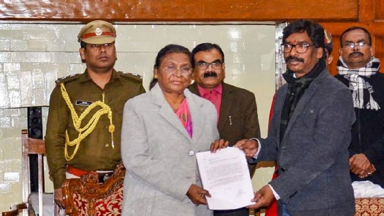 NDA की राष्ट्रपति पद की प्रत्याशी द्रौपदी मूर्मू को झामुमों का सपोर्ट, देर शाम जारी किया आदेश NDA की राष्ट्रपति पद की प्रत्याशी द्रौपदी मूर्मू को झामुमों का सपोर्ट, देर शाम जारी किया आदेश