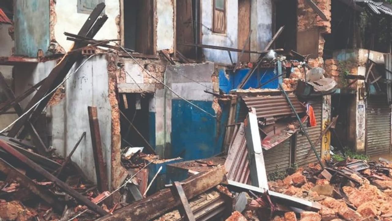 ഇരുനില കെട്ടിടം തകര്ന്ന് റോഡിലേക്ക് വീണു ഇരുനില കെട്ടിടം തകര്ന്ന് റോഡിലേക്ക് വീണു