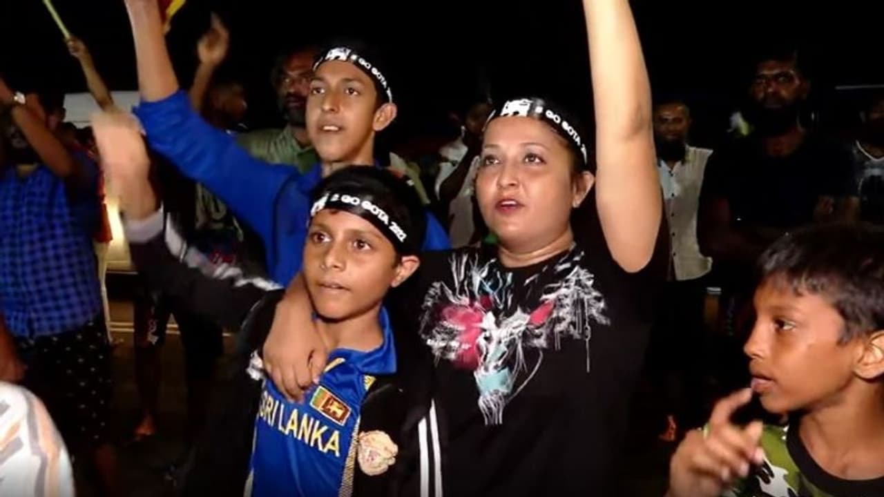 Video: राष्ट्रपति गोटाबाया ने इस्तीफा दिया तो खुशी से झूमे प्रदर्शनकारी, 7 दिन में होगा नए प्रेसिडेंट का चुनाव Video: राष्ट्रपति गोटाबाया ने इस्तीफा दिया तो खुशी से झूमे प्रदर्शनकारी, 7 दिन में होगा नए प्रेसिडेंट का चुनाव