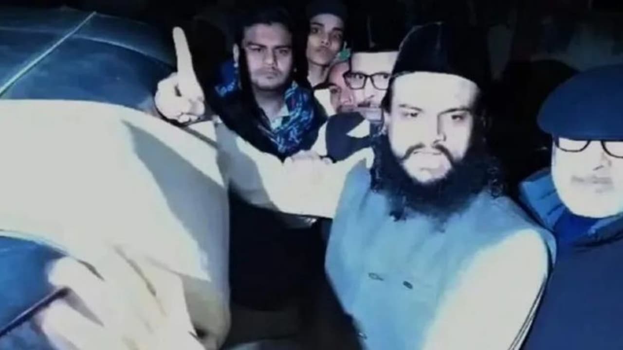 अजमेर के गौहर चिश्ती का विवादित Video आया सामने, देखिए 2 मिनट में 5 बार लगे थे सिर तन से जुदा करने के नारे अजमेर के गौहर चिश्ती का विवादित Video आया सामने, देखिए 2 मिनट में 5 बार लगे थे सिर तन से जुदा करने के नारे