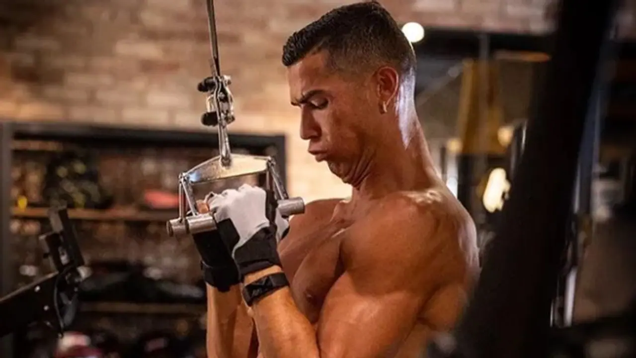 'ഇത് എന്റെ ഏരിയ... കയറി കളിക്കാന് നിക്കല്ലേ, ചീട്ട് കീറും'; ആര്ക്കും തൊടാനാവാത്ത ഉയരത്തില് റൊണാള്ഡോ 'ഇത് എന്റെ ഏരിയ... കയറി കളിക്കാന് നിക്കല്ലേ, ചീട്ട് കീറും'; ആര്ക്കും തൊടാനാവാത്ത ഉയരത്തില് റൊണാള്ഡോ