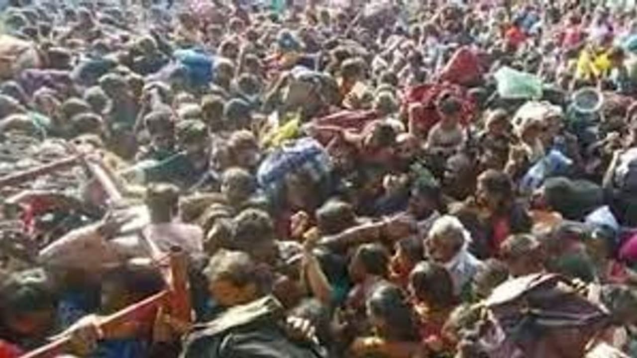 வரிசையில் காத்திருந்த பக்தர் மயங்கி விழுந்து உயிரிழப்பு.. பதறி அடித்து ஓடிய மக்கள்.. திருப்பதியில் பரபரப்பு வரிசையில் காத்திருந்த பக்தர் மயங்கி விழுந்து உயிரிழப்பு.. பதறி அடித்து ஓடிய மக்கள்.. திருப்பதியில் பரபரப்பு