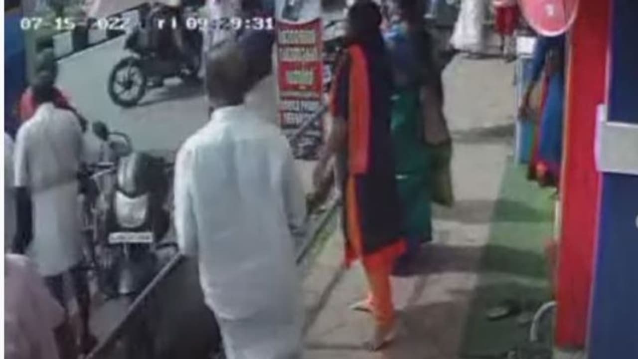 നെയ്യാറ്റിന്‍കരയില്‍ വിദ്യാര്‍ത്ഥിനിയുടെ കാലിലൂടെ ബസിന്‍റെ പിന്‍ചക്രം കയറിയിറങ്ങി