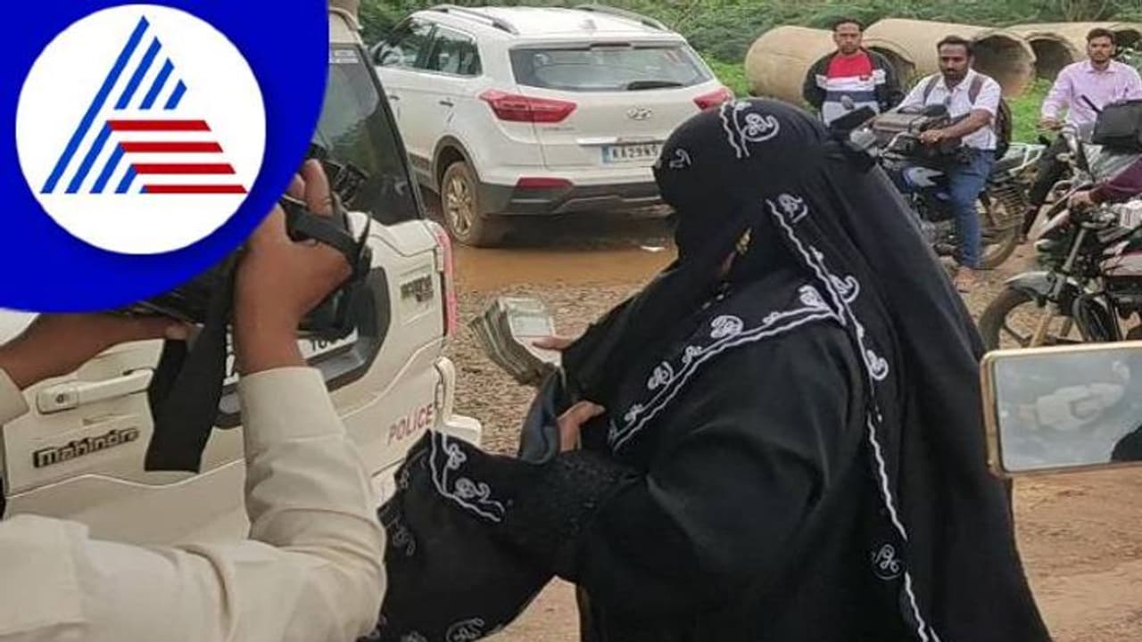 ಬಾಗಲಕೋಟೆಯಲ್ಲಿ ಹೈಡ್ರಾಮಾ: ಪರಿಹಾರ ಧನವನ್ನೇ ವಾಪಸ್ ಎಸೆದ ಮಹಿಳೆ, ಮುಜುಗರಕ್ಕೀಡಾದ ಸಿದ್ದು..! ಬಾಗಲಕೋಟೆಯಲ್ಲಿ ಹೈಡ್ರಾಮಾ: ಪರಿಹಾರ ಧನವನ್ನೇ ವಾಪಸ್ ಎಸೆದ ಮಹಿಳೆ, ಮುಜುಗರಕ್ಕೀಡಾದ ಸಿದ್ದು..!