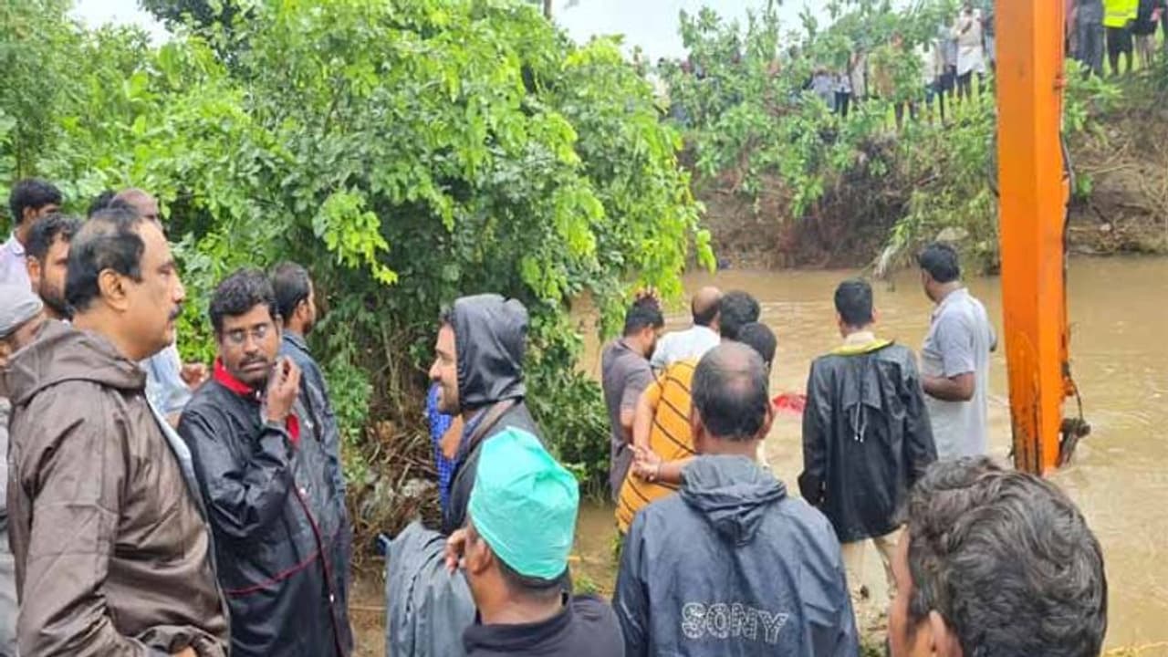  వరదల్లో కారుతో సహా గల్లంతు: జగిత్యాల జిల్లాలో రిపోర్టర్ జమీర్ మృతి