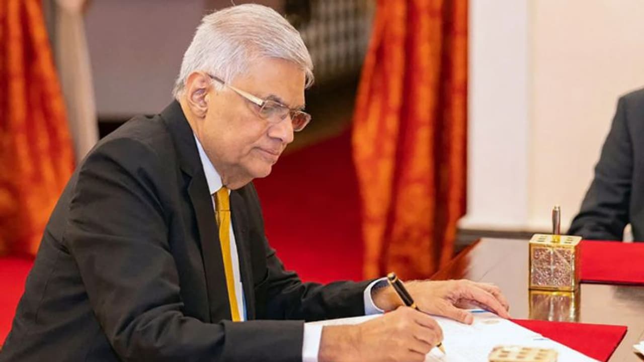 റെനിൽ വിക്രമസിംഗെ ശ്രീലങ്കയിൽ ആക്ടിങ് പ്രസിഡന്റ്: സത്യപ്രതിജ്ഞ ചെയ്തു റെനിൽ വിക്രമസിംഗെ ശ്രീലങ്കയിൽ ആക്ടിങ് പ്രസിഡന്റ്: സത്യപ്രതിജ്ഞ ചെയ്തു