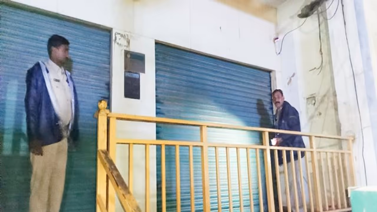 జగిత్యాల పట్టణంలో హై అలెర్ట్.. మోగిన బ్యాంక్ అలారం... జగిత్యాల పట్టణంలో హై అలెర్ట్.. మోగిన బ్యాంక్ అలారం...