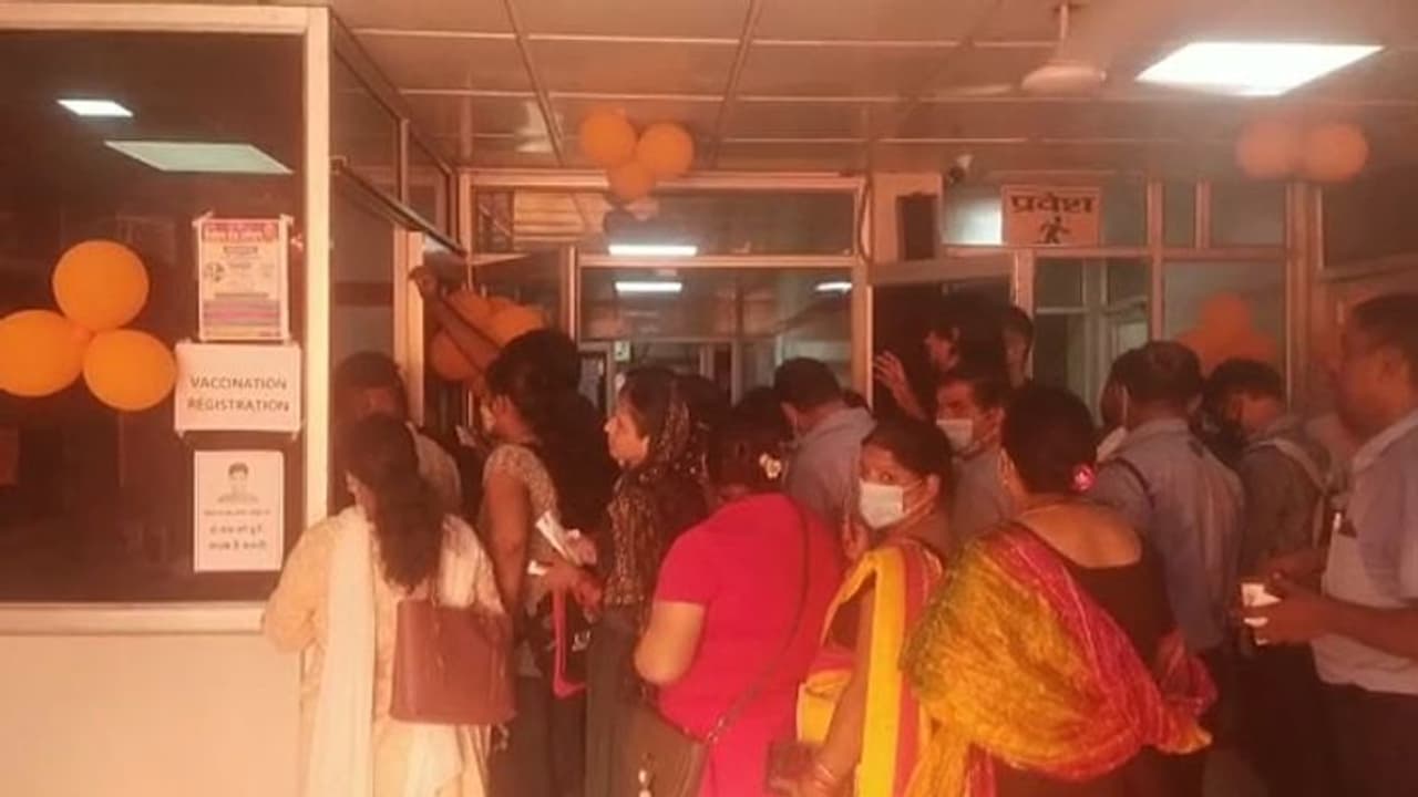 यूपी में सीएम योगी ने आज से की प्रीकॉशन डोज अभियान की शुरुआत, वैक्सीनेशन के लिए लगी लंबी लाइन