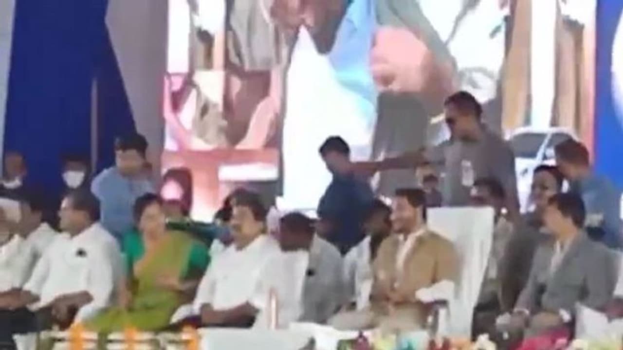 YSR Vahana Mitra : ఆటోవాలా యూనిఫామ్ వేసుకుని.. ఆటో నడిపిన సీఎం వైయస్ జగన్..(వీడియో) YSR Vahana Mitra : ఆటోవాలా యూనిఫామ్ వేసుకుని.. ఆటో నడిపిన సీఎం వైయస్ జగన్..(వీడియో)