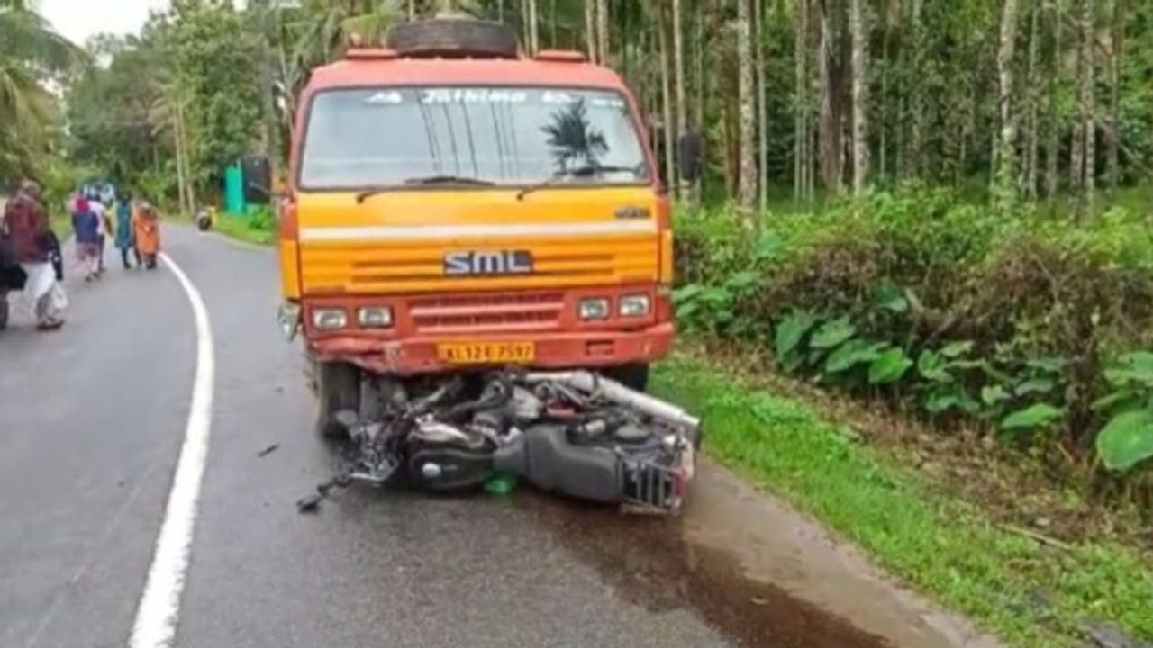 വയനാട്ടിലും പത്തനംതിട്ടയിലും വാഹനാപകടം: മൂന്ന് യുവാക്കൾക്ക് പരിക്ക് വയനാട്ടിലും പത്തനംതിട്ടയിലും വാഹനാപകടം: മൂന്ന് യുവാക്കൾക്ക് പരിക്ക്