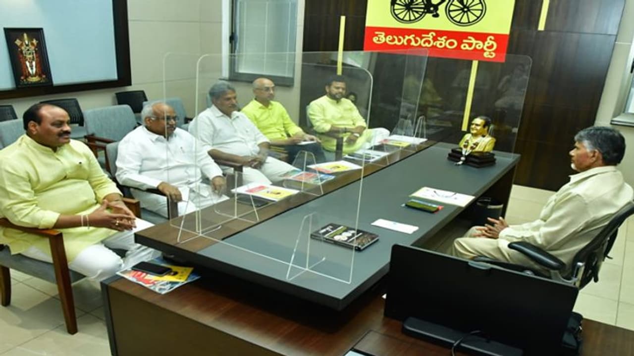 టీడీపీ ఎంపీలతో చంద్రబాబు భేటీ.. పార్లమెంట్ సమావేశాల్లో అనుసరించాల్సిన వ్యూహాంపై చర్చ టీడీపీ ఎంపీలతో చంద్రబాబు భేటీ.. పార్లమెంట్ సమావేశాల్లో అనుసరించాల్సిన వ్యూహాంపై చర్చ
