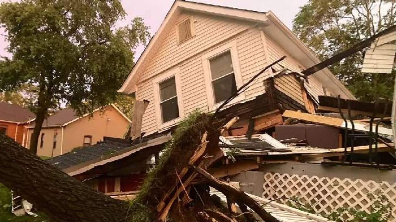 കൊടുങ്കാറ്റിൽ രണ്ടായി പിളർന്ന് വീട്, വീട്ടിലുണ്ടായിരുന്നയാൾ അവിശ്വസനീയമാംവിധം രക്ഷപ്പെട്ടു കൊടുങ്കാറ്റിൽ രണ്ടായി പിളർന്ന് വീട്, വീട്ടിലുണ്ടായിരുന്നയാൾ അവിശ്വസനീയമാംവിധം രക്ഷപ്പെട്ടു