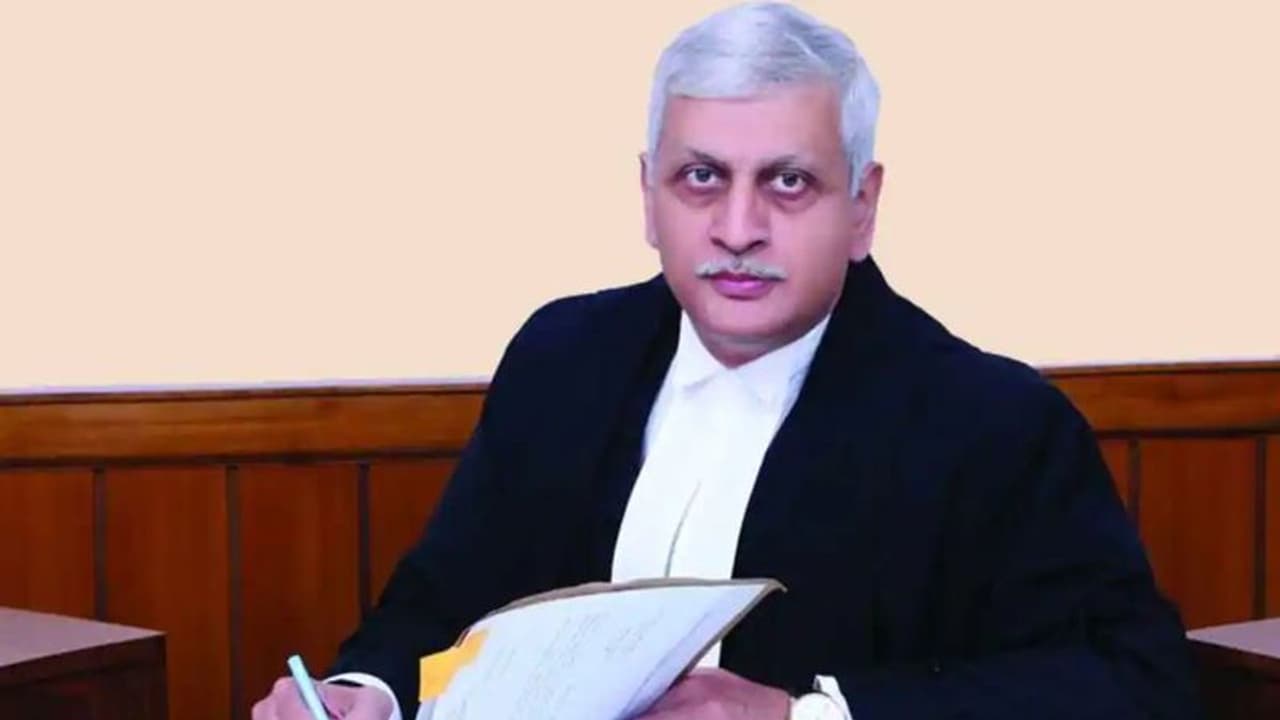 New Chief Justice of India: తదుపరి సీజేఐగా జస్టిస్ యూయూ లలిత్.. ఆయన కేసులు, వెల్లడించిన ముఖ్యమైన తీర్పులు New Chief Justice of India: తదుపరి సీజేఐగా జస్టిస్ యూయూ లలిత్.. ఆయన కేసులు, వెల్లడించిన ముఖ్యమైన తీర్పులు
