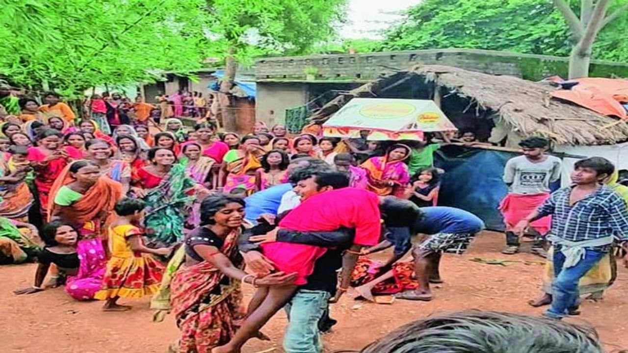 झारखंड में अनोखा मामला: सांप के काटने से युवक की मौत, जब अर्थी उठी तो हैरान करने वाला था नजारा झारखंड में अनोखा मामला: सांप के काटने से युवक की मौत, जब अर्थी उठी तो हैरान करने वाला था नजारा