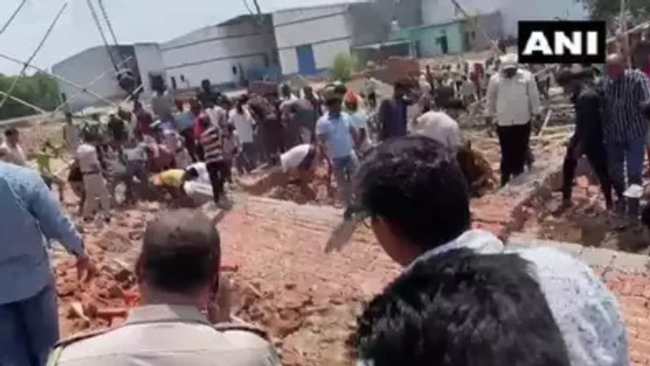 ദില്ലിയിൽ ഗോഡൗണിന്റെ മതിൽ ഇടിഞ്ഞുവീണ് അഞ്ച് മരണം, 9 പേരെ രക്ഷപ്പെടുത്തി ദില്ലിയിൽ ഗോഡൗണിന്റെ മതിൽ ഇടിഞ്ഞുവീണ് അഞ്ച് മരണം, 9 പേരെ രക്ഷപ്പെടുത്തി